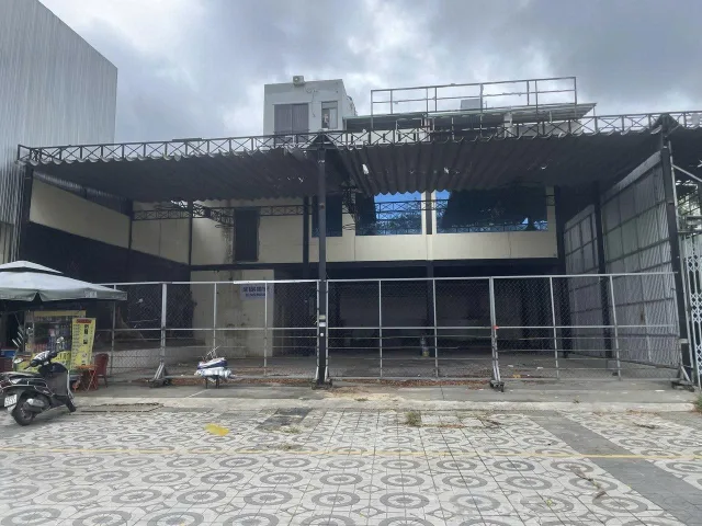 Mặt bằng cho thuê hoặc hợp tác đầu tư .Mặt tiền 15m dài 20m Diện tích đất 300m2 Hoà xuân