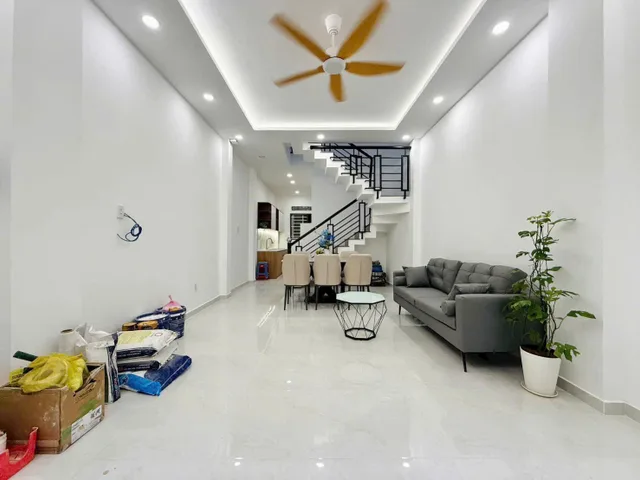 Siêu phẩm 49.3m² Hoàng Việt gần Bờ Kè, xây 1 trệt 2 lầu. Giá 2 tỷ 680. Hẻm oto, sổ riêng sẵn