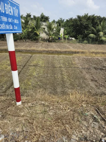 Bán đất hơn 3 công, sát chợ giao thông, khu công nghiệp tiện mua bán, làm nhà trọ