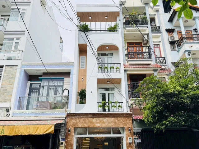 Nhà mặt tiền đường lớn ngay chợ Phạm Văn Bạch, Phường 12, Quận Gò Vấp vừa ở vừa kinh doanh buôn bán đa ngành nghề.