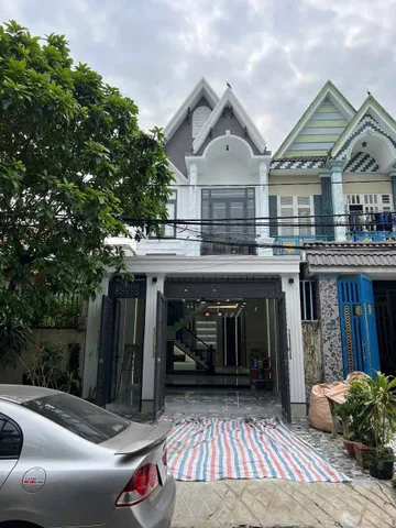 Vội! Bán nhà 43m2 xây 2 tầng đường Phạm Văn Đồng, Bình Thạnh. Gần Emart. Hẻm 4m. Sổ riêng