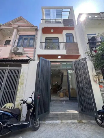 Cực hiếm 4 tỷ 280 nhà 49m2 đường Hoàng Việt, P4, Tân Bình. Xây 3 tầng, sổ riêng