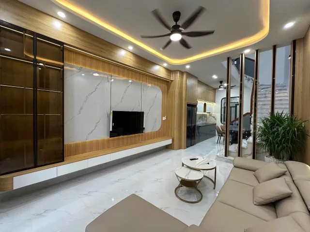 NHÀ MÊ NGAY CHỢ PHAN ĐÌNH PHÙNG - trung tâm Buôn Ma Thuột - nhánh Phan Bội Châu
 Hoàn thiện và nội thất như hình
diện tích 84m2 4m
giá 4tỷ250tr