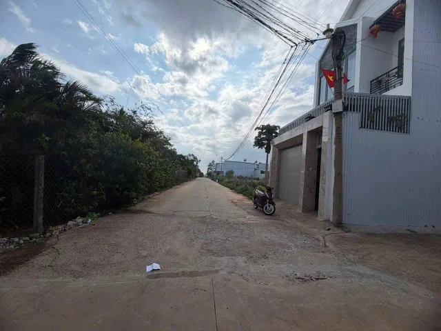 ĐẤT HẺM NGUYỄN HUỆ Buôn Ma Thuột. 
diện tích 95m2 5m
giá 2tỷ550tr