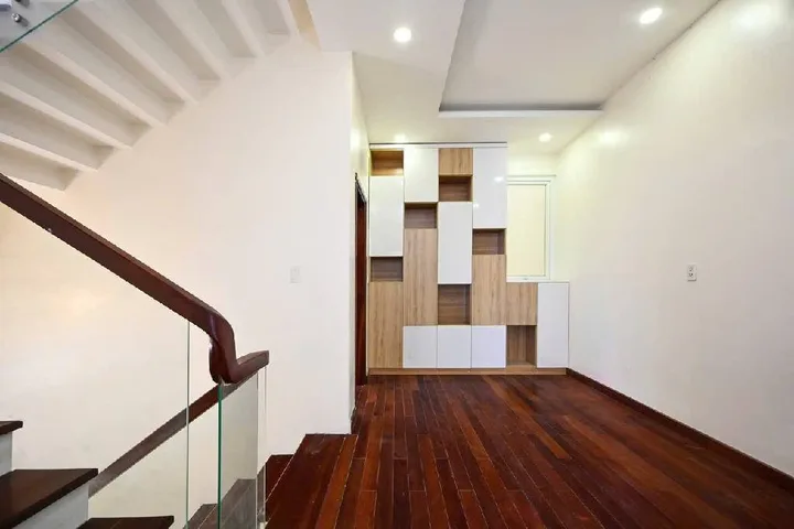 NHÀ NGANG BỀ THẾ, HẺM XE HƠI, CÁCH MỘT CĂN RA MẶT TIỀN, CHỈ 6,X TY