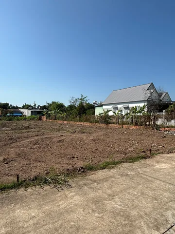 Bán gấp lô đất XÂY TRỌ, ngang 10m dài 50m có 200m Thổ Cư. Gần chợ CTy KCN. Cần bán nhanh gọi 0903.263878 xem sổ