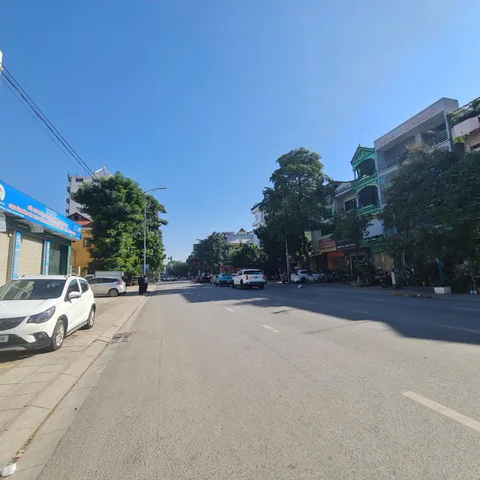 Bán 76.5m mặt tiền 4.5m đất mặt đường nguyễn văn cừ ngay cạnh chợ hoà đình. Kinh doanh sầm uất. Phường võ cường tỉnh bắc ninh