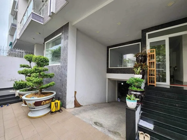 🏡 Nhà đôi KDC Dương Hồng – Bình Hưng, Bình Chánh

📐 DT: 10 × 19m (190m²) – 2 sổ riêng
🏠 Hầm + lửng + 2 lầu + sân thượng
✨ 6PN – 7WC, phòng khách rộng, bếp lớn

🌳 Sát công viên – khu dân trí cao

📜 Pháp lý: 2 sổ hồng riêng
💰 Giá: 23 tỷ (TL)

📩 K