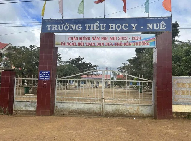 Mặt tiền  AMa Jhao Buôn Hồ. Ngay trường học, 5x34m đất thổ cư, bán 550tr, có 3 lô liền nhau