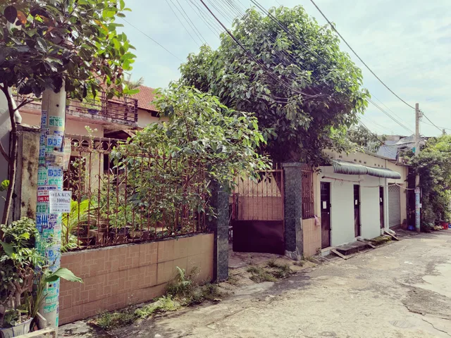 Đất thổ cư 420 m2, hai mặt hẻm rộng 4 m, cách BV Lê Văn Việt 500 m, cách ga metro số 1 2 km, có buýt kết nối. Gần ĐH Tài Chánh, ĐH Bưu Chính...
