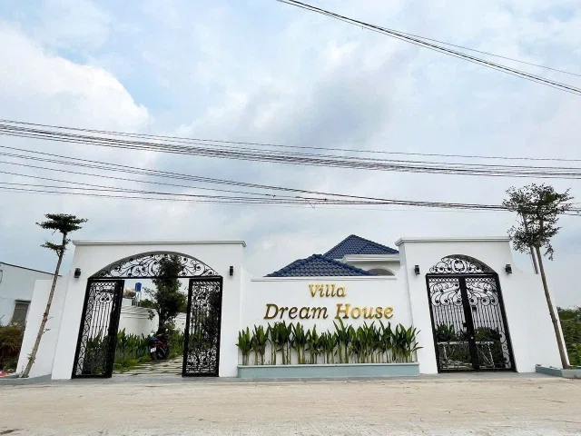 🔥 Chủ giảm thẳng 500 chẹo
7.5 TỶ SỞ HỮU NHÀ VƯỜN 1.000m² – ĐẸP NHƯ RESORT 🔥

🏡 Nhà vườn mái Nhật cực đẹp – hiếm tại Mỹ Hạnh Bắc
• Ngang 15m x dài 68m
• 400m² thổ cư
• 600m² đất vườn

🏠 Nhà xây đẹp – vào ở ngay
• Phòng khách rộng – bếp thoáng

🌿