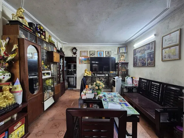 Bán nhà Định Công, HN, DT40 m2, 3 tầng, giá bán 8.5 tỷ
🔥Mô tả:
☀️ Nhà khu vực đi lại thuận tiện ngõ thông, thoáng, gần vành đai 2.5, khu vực giao thông thuận tiện.
🏡 Thiết kế 
💥 Phòng khách + 2 ngủ, bếp, vệ sinh 
📚 Sổ đỏ vuông đẹp sẵn sàng giao dịch 