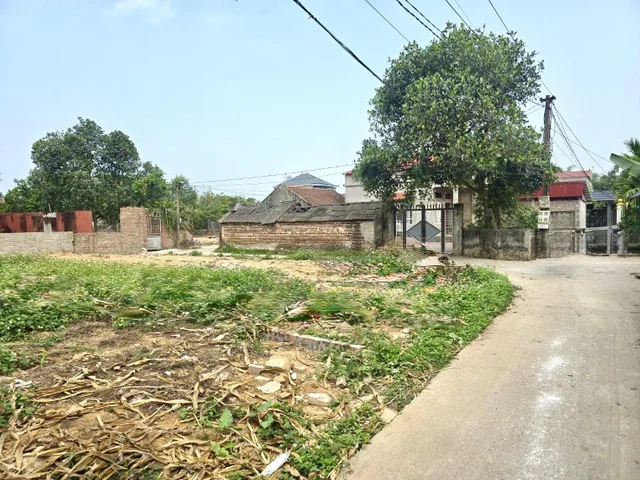 Lô góc 2 mặt tiền. Diện tích hơn 100m2 (90 thổ cư)