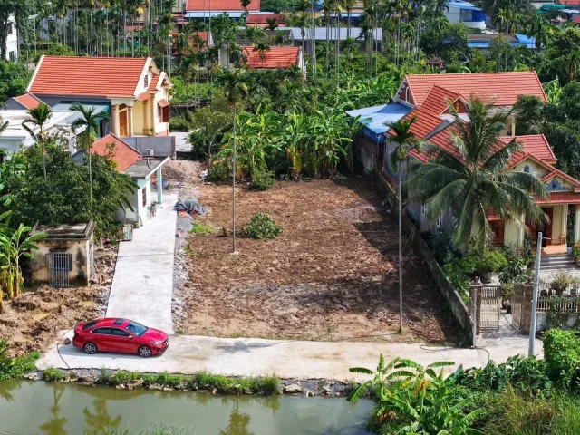 Bán 64 m Lâm Động ngõ ô tô rộng rãi . Cách đường quy hoạch 36 m:150m. L/h;076.231.9990 e Thúy