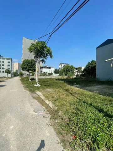 HƠN 1 TỶ SỞ HỮU NGAY LÔ ĐẤT THỔ CƯ ĐẸP VEN HÀ NỘI

📐 Diện tích: 80m² thổ cư – đất vuông vắn, mặt tiền rộng
🚗 Đường trước đất ô tô đi lại thoải mái

📍 Vị trí thuận tiện:
	•	Gần chợ dân sinh
	•	Gần trường học các cấp
	•	Gần UBND xã
	•	Khu dân cư đô
