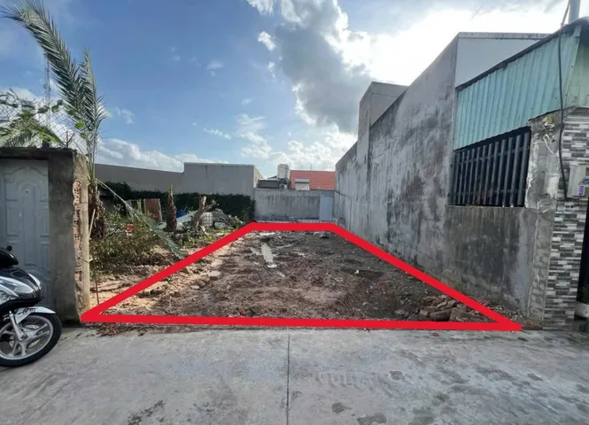 Gia đình cần bán lô đất gần Bệnh Viện Xuyên Á, DT: 90m2. Gía 630 triệu. Đ. Nguyễn Thị Lắng. SHR