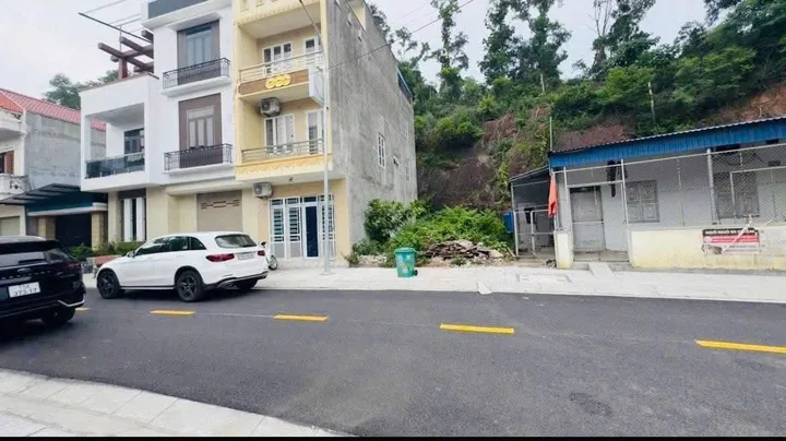 ❤️☘️Chào bán lô 70m2 Mặt đường TDP Hàm Long, Núi Đèo. Thông ra Cửa Trại.l/h:076.231.9990 e Thúy 
👉 Diện tích 70 m2, Ngang rộng 5,8m quá đẹp, hướng nam.
👉 Đường và vỉa hè 10m thông giữa 359 và Máng nước.
👉 Kinh doanh, buôn bán, đầu tư siêu đẹp, dân cư đ