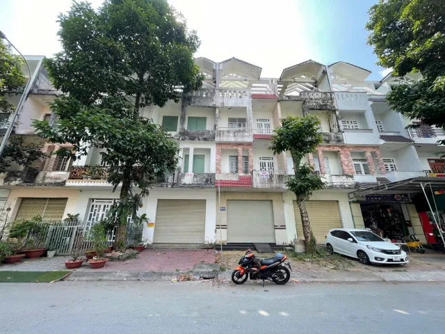 Bán nhà 400m² có sẵn 100m² thổ cư ngang 5m giá 6 tỷ tại Đường Bùi Quang Trinh Phường Hưng Phú