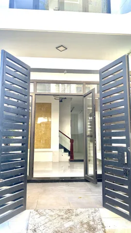 Nhà 4 tầng sát Vinhomes Grand Park, hẻm 5m, 4PN 5WC, sổ riêng, 6 tỷ