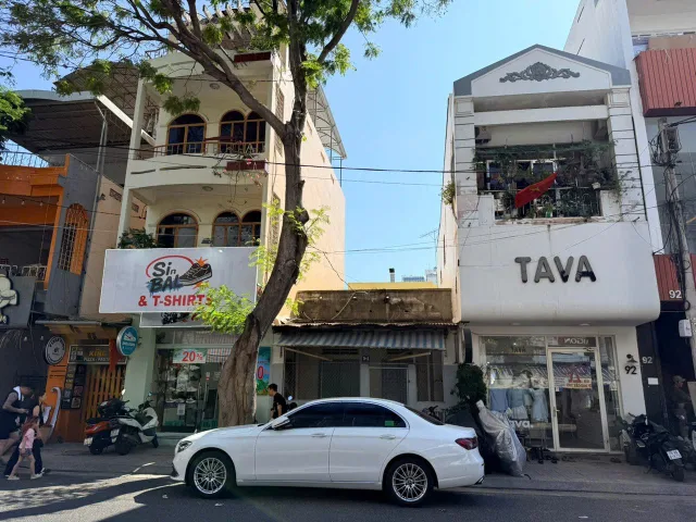 Cần bán căn nhà mặt tiền đường Hồng Bàng Diện tích: 94,9 m2 ngang 4,6 m Vị trí đẹp gần chợ Xóm Mới ngay khu phố ‘Hàn’
