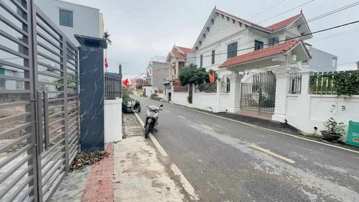 Bán 119 m mặt đường nhựa Hoa Động kinh doanh buôn bán cách 203 :150m L/h:076.231.9990 e Thúy