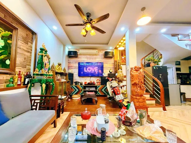 - Đông Tác - Đống Đa. 30m ra phố. Lô góc 2 thoáng vĩnh viễn. Có ô chờ thang máy. DT 50m 5 tầng MT 5,3m. Giá 12,9 tỷ