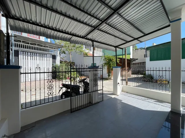 Bán nhà hẻm Phú Xương -   Phường Bắc Nha Trang
- Hiện trạng 2 phòng ngủ , 1 toilet
- Cách đường 2/4 100m. Cách chợ Vĩnh Hải 300m. Cách Biển 1km