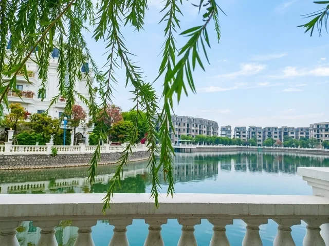 Đẳng cấp sống thượng lưu trên đường Cầu Giấy kéo dài – Biệt thự nhà vườn view hồ độc bản – 305m2 x 5 tầng