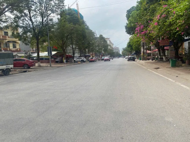 Bán đất khu bò sơn diện tích 79m mặt tiền 4.5m hướng tây nam tặng nhà 2.5 tầng ở được. Cạnh KIA, Mặt đường hoàng hoa thám phường võ cường tỉnh bắc ninh