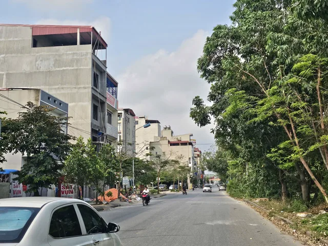 Bán đất chu mẫu 1 vân dương dãy D, diện tích 92.5m mặt tiền 5m hướng đông nam. Cách 100m ra quốc lộ 18. Mặt đường rộng 27m nhìn khu công nghiệp. Phường nam sơn tỉnh bắc ninh