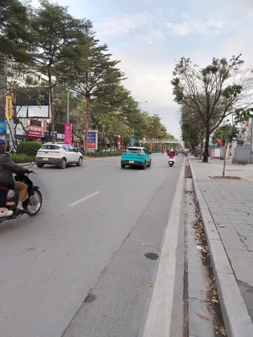 Bán nhà35m2, xây6T Nguyễn Khánh Toàn,11.X tỷ,oto lùi cửa, chủ làm ăn phát đạt lên biệt thự ở
