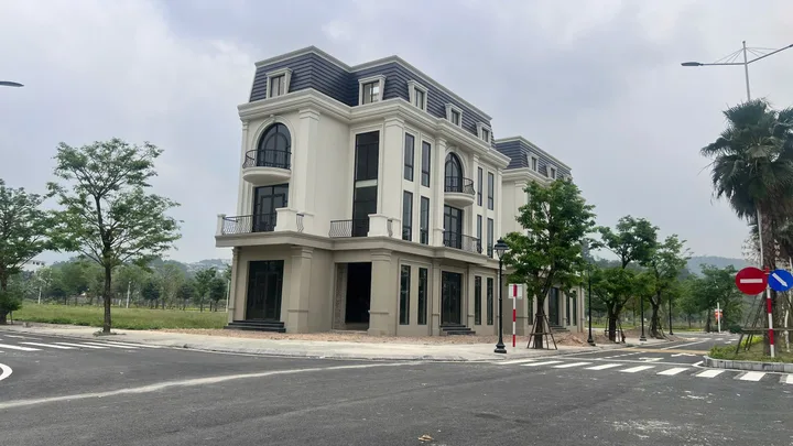 Nhượng căn shophouse Centre ville Lương Sơn mặt Xuân Cầu, cách Metro Xuân Mai 8p