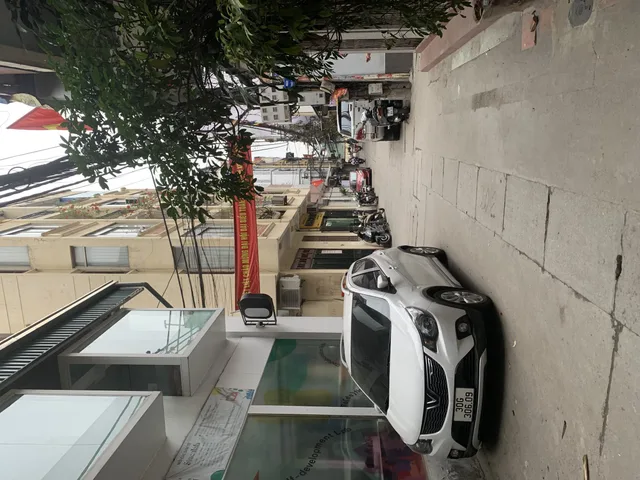 - Kim Mã - Ba Đình. Mặt ngõ thông ô tô tránh đỗ
Lô góc 2 thoáng vĩnh viễn
DT 35m 5 tầng MT 5m. Giá 14,8 tỷ