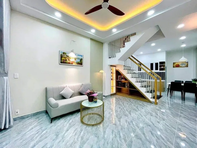 Cần bán gấp do kẹt tiền ở Phạm Văn Đồng Bình Thạnh. Diện tích 43,6m2, giá 2,69tỷ. Sổ hồng riêng