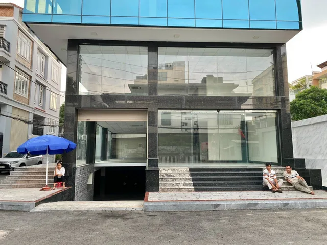 Bán Nhà Mặt tiền 18 Hồng Lạc – Giá 15 tỷ.