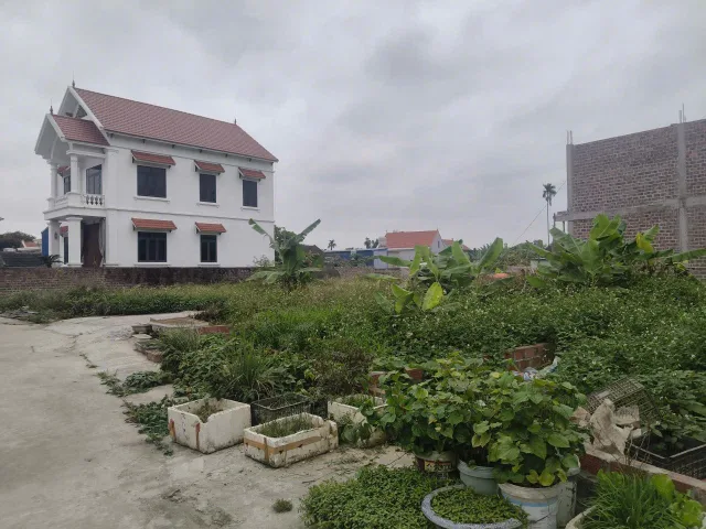 Chị gái gửi bán lô đất đẹp tại thôn 11 cũ hợp thành/ nay là phường Lê ích mộc.l/h:076.231.9990 e Thúy 
Dt 70'3m? Hướng bắc 
Ngõ ôtô 7 chỗ quay đầu tại đất! Khu dân cư đông đúc 
Bán kính 400m là trường học và chợ
Giá chỉ 7xx
Lh:076.231.9990