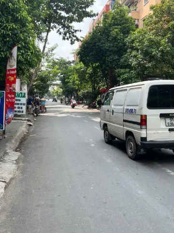 Mặt tiền đường HỒNG LẠC, ngay Lạc Long Quân, Bảy Hiền, kết nối Lý Thường Kiệt, Gần Chợ Vải Tân Bình.