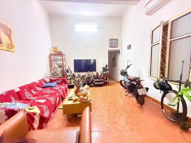 - Linh Lang - Ba Đình. Ngõ ô tô. Dân xây chắc chắn. Gần Lotte Liễu Giai, Đào Tấn. Khu người Nhật - Hàn sinh sống