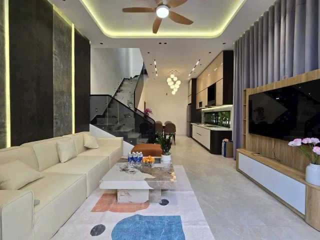 Bán nhà 3 tầng 4x16m giáp PMH vào nhà VF3