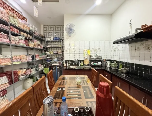 Vừa ở vừa kinh doanh, nhà 3 tầng, hẻm xe tải, gần cầu Nguyễn Khoái