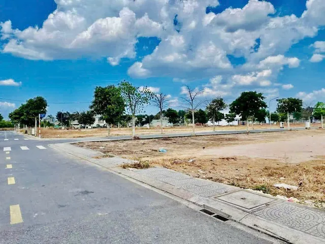 Đất nền mặt tiền đường Phùng Hưng sầm uất , dân cư đông đúc, có sổ riêng , giá chỉ 15tr/m2