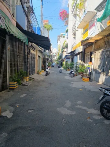 DÃY TRỌ NGAY HUỲNH VĂN NGHỆ,P15,TÂN BÌNH. HẺM 6M,NGANG LỚN 5M X 19.5M,2 TẦNG,SÁT MT ĐƯỜNG,HIỆN CÓ 5 PHÒNG DOANH THU 20TR