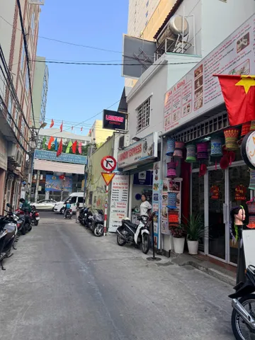Nhà Hẻm Phố Tây Nha Trang | 168,5m2 
- Vị trí đẹp cách đường Hùng Vương chỉ 2 căn nhà, đường oto thông Minh Khai, Nguyễn Thiện Thuật.
- Nhà hiện đang có dòng tiền 25tr/tháng hợp đồng còn dài hạn.