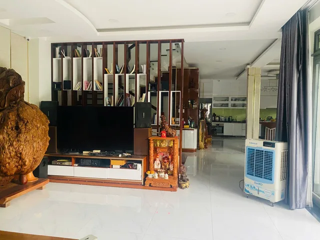 Nhà Đẹp, Gần Sun Nha Trang | đường võ văn kiệt phường Phước Long đối diện dự án SUN GROUP🌾🌾
Dt: 222m ngang 11,5m dài 20
Gồm 1 trệt 2 lầu( có 4pn 1 phòng thờ 2 pk 4wc )