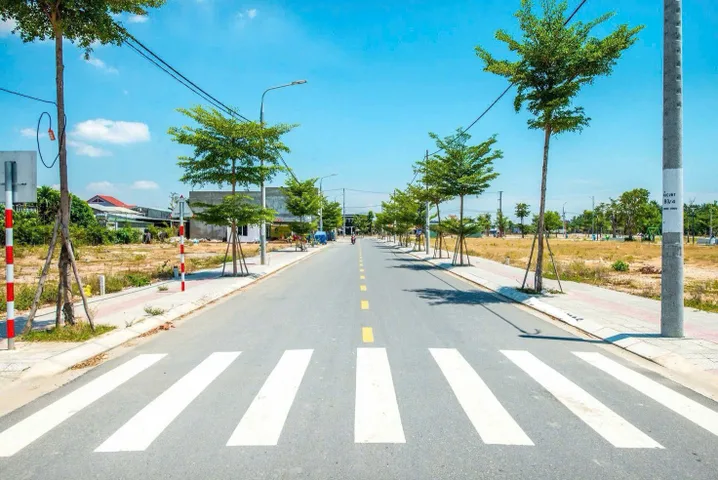 Đất nền trục đường Phùng Hưng sầm uất, dân cư đông đúc , gần sân bay quốc tế Long Thành, có sổ sẵn từng nền , đa dạng diện tích, giá chỉ 15tr/m2