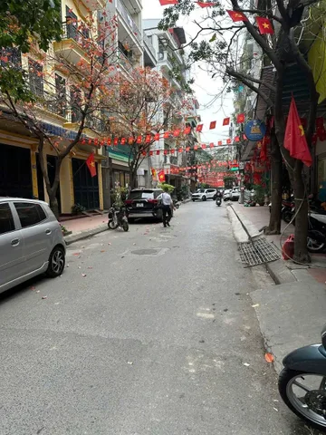 Cho thuê nhà VỈA HÈ - Ô TÔ Pháo Đài Láng, Đống Đa 100M X 5T giá 35 triệu