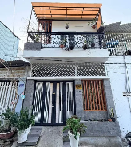 Bán nhà 2 tầng hẻm oto Dương Văn Nga, Vĩnh Hải, Bắc Nha Trang giá 3.450 tỷ 
• Diện tích 44.5m2. Ngang 4.2m
• Nhà 2 mặt tiền trước sau thông thoáng. Đường oto 4m. 
• Nhà 2 tầng kiên cố. Gồm 2PN, 2WC, phòng khách, bếp, sân xe…đầy đủ nội thất sẵn vào ở li