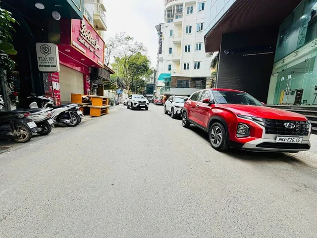 - Nguyễn Chánh - C. Giấy. 1 nhà ra phố. Trước nhà 
3 làn ô tô tránh. KD siêu đỉnh. Vị trí HIT HOT