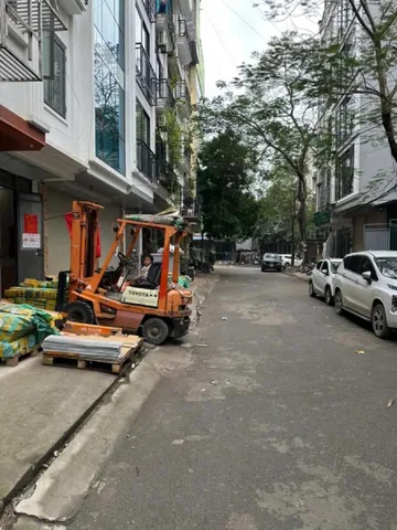 Bán Siêu phẩm Cầu Giấy  bán kín - Ô tô - Lô góc - 5 tầng - 37m2 - Mt 6m
