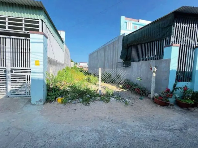 Đất ngộp cần bán gấp lô 124m2 giá 1 tỷ. Đ.Trần Tử Bình, Tân Thông Hội. SHR. Cách chợ Việt Kiều 200m